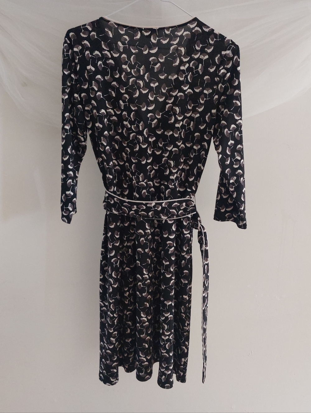Jacob Black Cream Ginkgo Leaf Print Faux Wrap Dress 3/4 Sleeve Midi Size Medium - Picture 6 of 14
